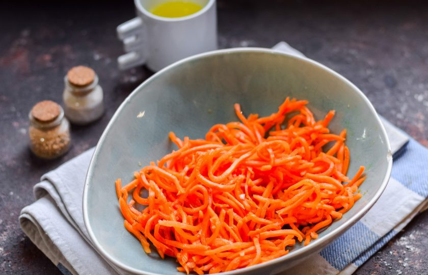 1. Этап. Постный салат с фасолью и корейской морковью: Переложите в салатник корейскую морковь. Если морковь слишком длинная, нарежьте ее.