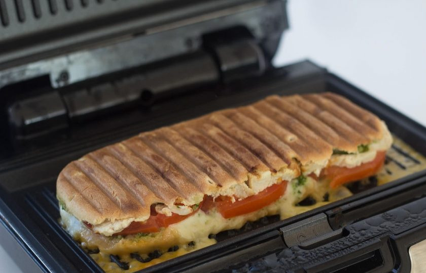 1. Этап. Панини с курицей: 5. Закройте начинку второй булочкой. Выложите панини на гриль.