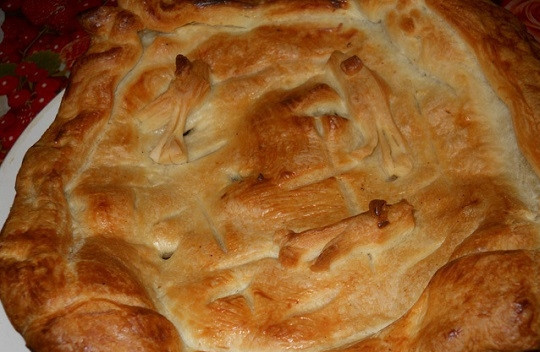 1. Этап. Пирог из мойвы: 6. Пирог отправьте в разогретую до 200 градусов духовку и выпекайте до румяности. Приятного аппетита!