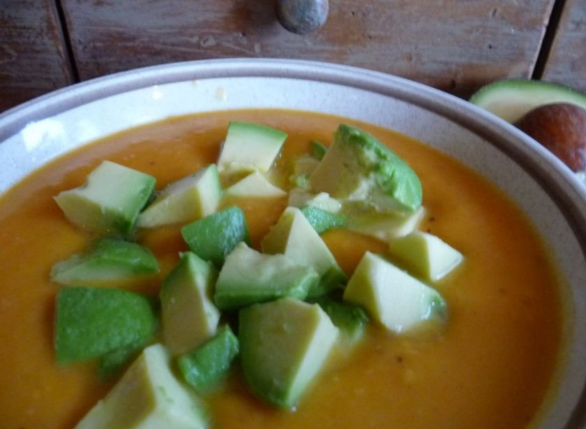 1. Этап. Суп-пюре из картофеля с авокадо: 3. Содержимое кастрюли переложите в блендер или используйте погружной, разомните все до состояния пюре, добавьте сливки и специи. Очистите авокадо и нарежьте его кусочками. Разлейте суп по тарелкам и выложите авокадо.