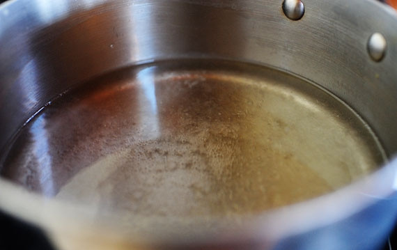 1. Этап. Топпинг из персика и базилика: 2. В воду добавьте сахар, отправьте на средний огонь. Помешивайте сироп, пока не растворится полностью сахар и сироп не обретет густую и тягучую структуру.