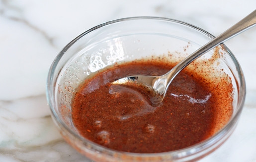 1. Этап. Бекон в сиропе: Сделайте соус, смешав сироп, сахар и чили.