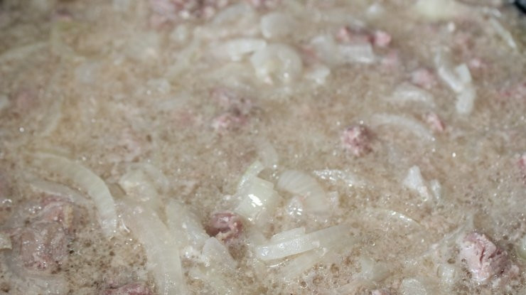 1. Этап. Куриные желудки по-деревенски: После этого блюдо переложите в глубокую сковороду с маслом и лавровым листом. Тушите желудки в течение 1 часа на умеренном огне под крышкой.