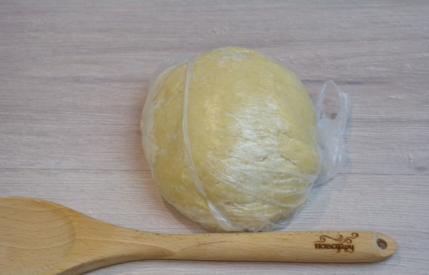 1. Этап. Тёртый пирог с яблоками: 3. Вбейте в тесто 2 желтка и добавьте 1-1,5 ст. ложки холодной воды. Замесите тесто. Заверните его в пленку и остудите в холодильнике (10-15 минут).