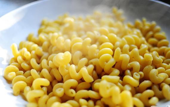 1. Этап. Курица с помидорами и чесноком: Отварить макароны, промыть под проточной холодной водой.