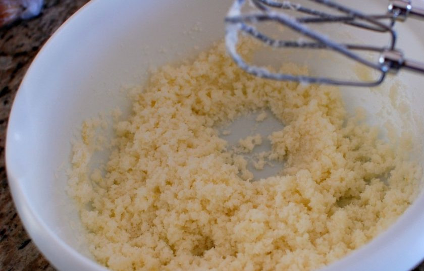 1. Этап. Лимонное печенье с сыром Рикотта: 2. Смешайте сливочное масло и сахар, взбейте.