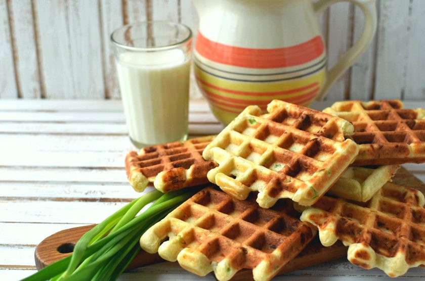 1. Этап. Воздушные сырные вафли: Конечно, вкуснее всего вафли с пылу с жару! Особенно с холодным молоком! Хотя…и к пиву вполне подойдут.