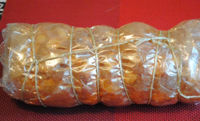 1. Этап. Сногсшибательный куриный рулет Мраморный: 7. Сворачиваю плотно рулет, для уверенности я еще перемотал его плотной ниткой (натуральной).