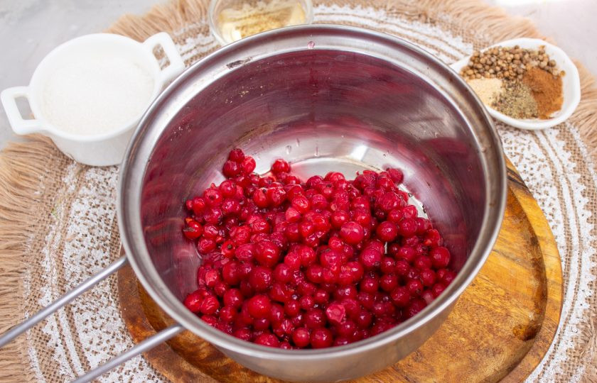 1. Этап. Соус к мясу из красной смородины: Подготовленные ягоды выложите в сотейник или подходящую посуду, где будете варить соус.