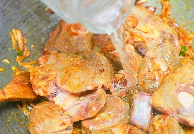 1. Этап. Индийское карри: 9. Влейте немного воды (это актуально для мяса, с курицей и креветками можно не добавлять!). Добавьте гарам масала, уберите огонь до минимума после закипания и томите под крышкой около 40-50 минут.