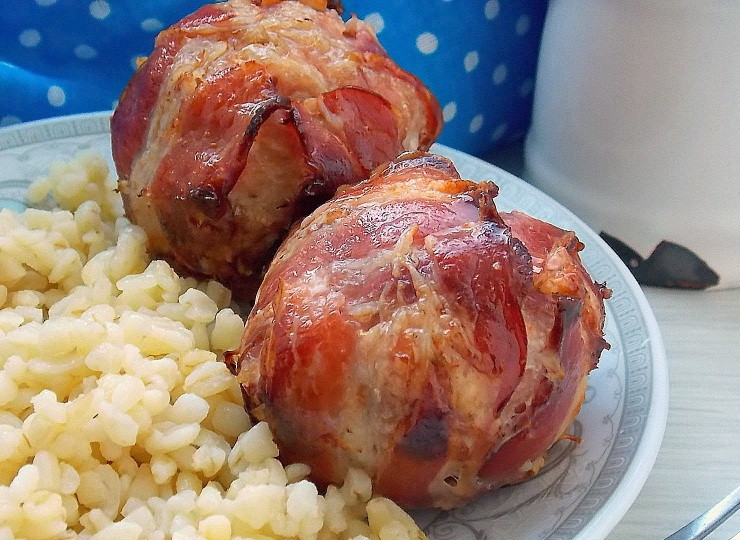 1. Этап. Мясные шарики в беконе: Выньте из формы и сразу подавайте.