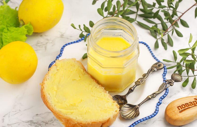 1. Этап. Лимонное сливочное масло: В застывшем виде масло легко намазывается на хлеб, гренки, крекеры и т.д. Продегустируйте его без добавления других ингредиентов, чтобы понять какой вкус закуски. Потом уже можно присыпать приправой или полить медом — по вашему вкусу. Приятного вам аппетита!