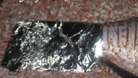 1. Этап. Лещ с грибами: 9. Теперь осталось только завернуть хвост леща в кусочек фольги, чтобы во время запекания он не сгорел.