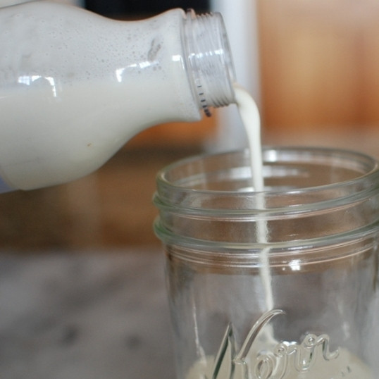 1. Этап. Крем-фреш: Наливаем жирные сливки в подходящую баночку.