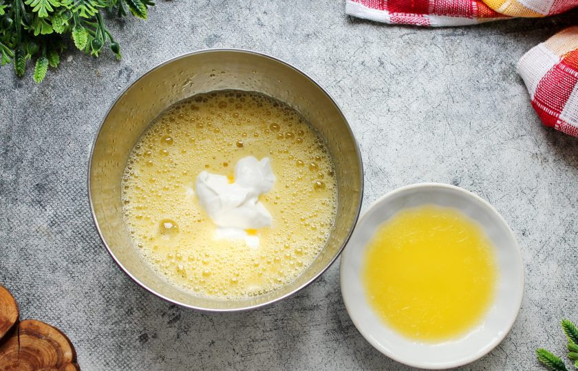 1. Этап. Шоколадные кексы из кокосовой муки: Влейте в миску растопленное сливочное масло.