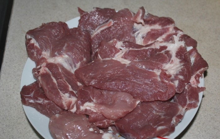 1. Этап. Свинина в соевом соусе в духовке: 4. Теперь можно перейти к мясу. Лучше всего подойдет для этого блюда нежирная шейная часть. Свинину вымыть, просушить и нарезать порционными кусочками. При желании можно запечь и одним большим кусочком, а порезать перед подачей.