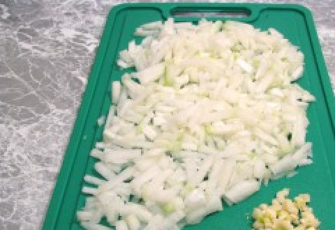 1. Этап. Лазанья с сыром и ветчиной: Лук и чеснок мелко порежьте.