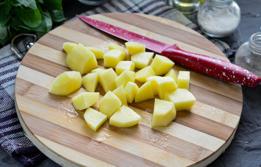 1. Этап. Суп как в детском саду: Средними кубиками нарежьте очищенный картофель.