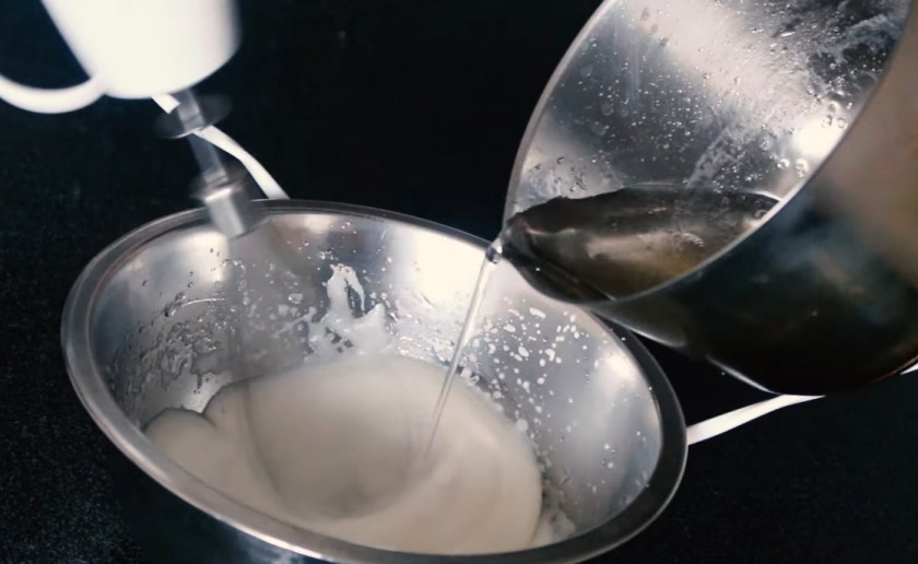 1. Этап. Брауни Елочки: 7. Взбейте миксером белок одного яйца до стойких пиков. Тоненькой струйкой влейте сироп к белку, не прекращая взбивать миксером. Окрасьте глазурь пищевым красителем до получения легкого зеленого оттенка.