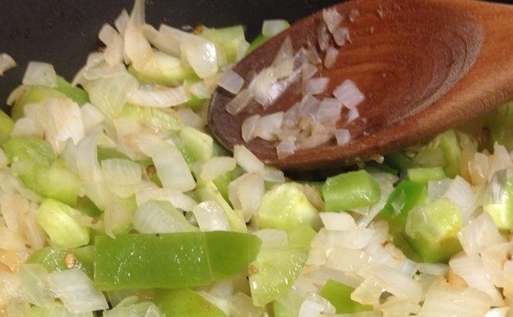 1. Этап. Макароны с фаршем и овощами: 5. В сковороду после обжаривания фарша добавьте оставшееся оливковое масло и разогрейте, добавьте овощи и обжаривайте все 5-7 минут.