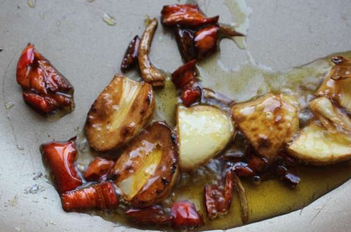 1. Этап. Суп Том ям с кокосовым молоком: На растительном и кунжутном масле обжариваем измельченный чеснок и перец (примерно 2 минуты).