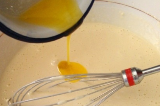 1. Этап. Блины кислые дрожжевые: Еще добавьте растопленной сливочное масло, перемешайте.