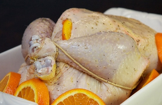 1. Этап. Запеченная курочка в духовке: 7. Теперь форму можно отправить в разогретую до 180 градусов духовку и запекать птицу до готовности. В зависимости от размера запеченная курочка будет готова через 1.5-2.5 часа.