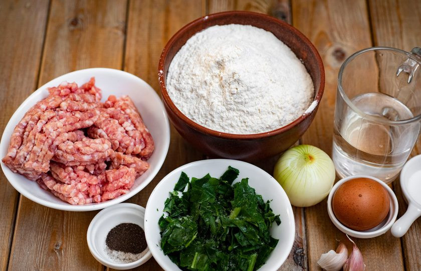 1. Этап. Зелёные пельмени со шпинатом: Очень удобно подготовить все ингредиенты сразу перед началом приготовления.