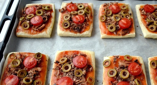 1. Этап. Слойки с консервированным тунцом: Запекаем в предварительно разогретой до 180 градусов духовке 10 - 15 минут.