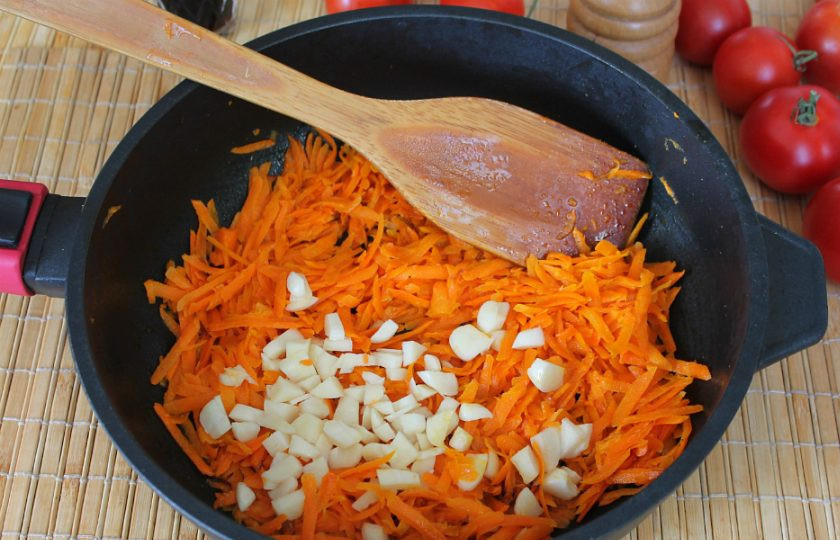 1. Этап. Перец фаршированный морковью на зиму: В морковь добавляем чеснок.