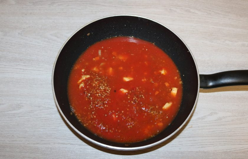 1. Этап. Гречка по-купечески с курицей: В двух стаканах кипятка размешайте томатную пасту. Залейте гречку с мясом. Посолите по вкусу.