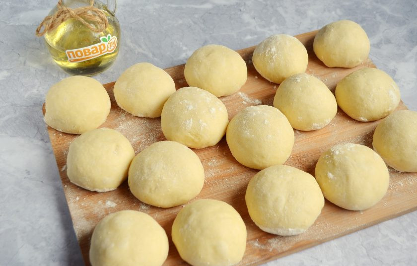 1. Этап. Золотые булочки: 6. Когда тесто увеличится в два раза, приступаем к формированию булочек. Разделите тесто на части по 60-70 г каждая, это примерно 12-14 шариков, мне удобно было разделить на 16 кусочков.