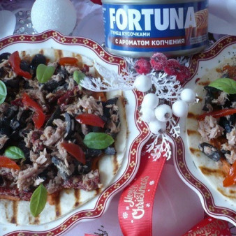 Закуска с тунцом на лепешке