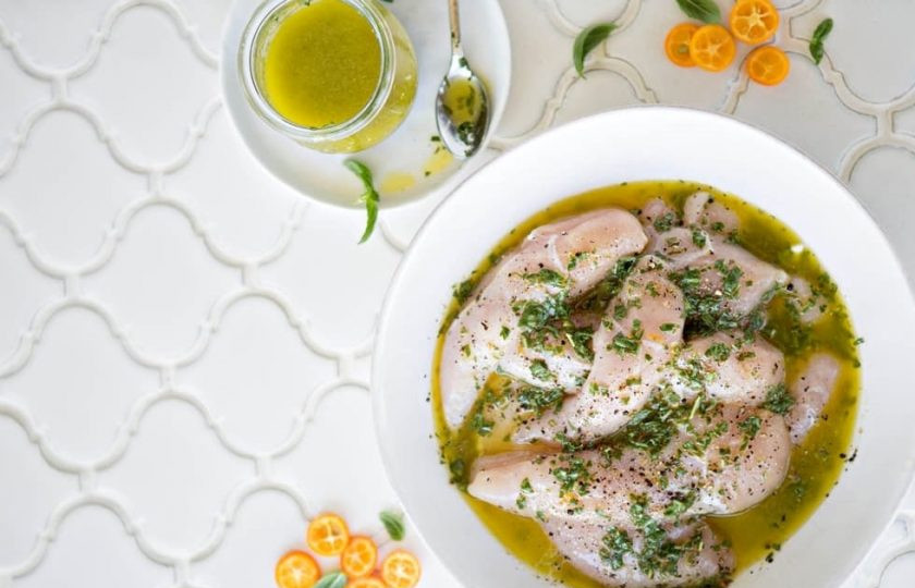 1. Этап. Мариновка шашлыка из курицы: 3. Поместите мясо в миску и залейте маринадом, разомните мясо и отправьте в холодильник на 30-120 минут.