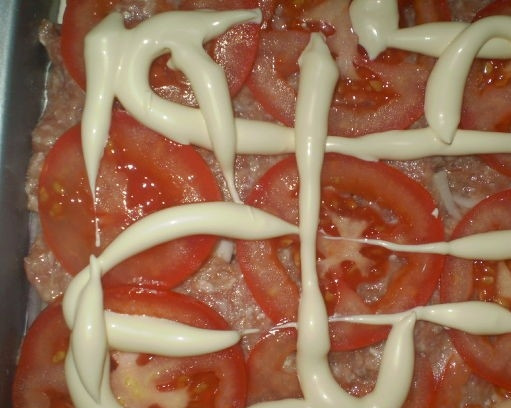 1. Этап. Картофельная запеканка с майонезом: 7. Поверх помидоров сделайте майонезную сетку.