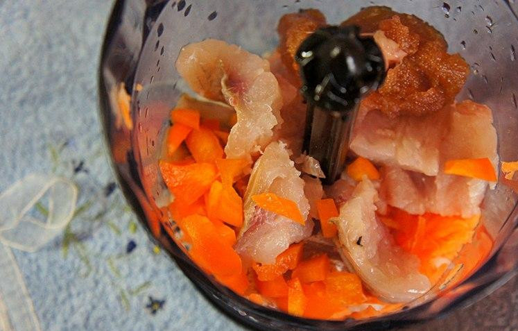 1. Этап. Рыбное суфле: При помощи блендера измельчаем рыбное филе, лук, морковь и перец до образования однородной массы.