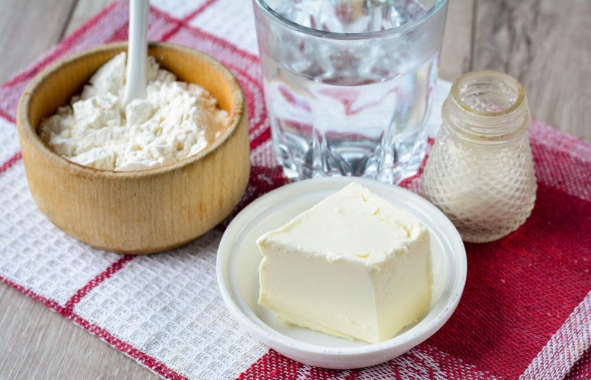 1. Этап. Татарские пирожки с картошкой: Подготовьте ингредиенты для приготовления теста для татарских пирожков с картошкой.