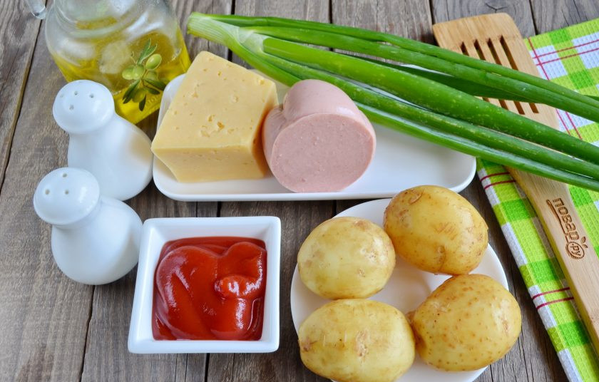 1. Этап. Пицца в картофельных лодочках: Подготовьте продукты для закуски. Картофель тщательно вымойте со щеточкой, обсушите.