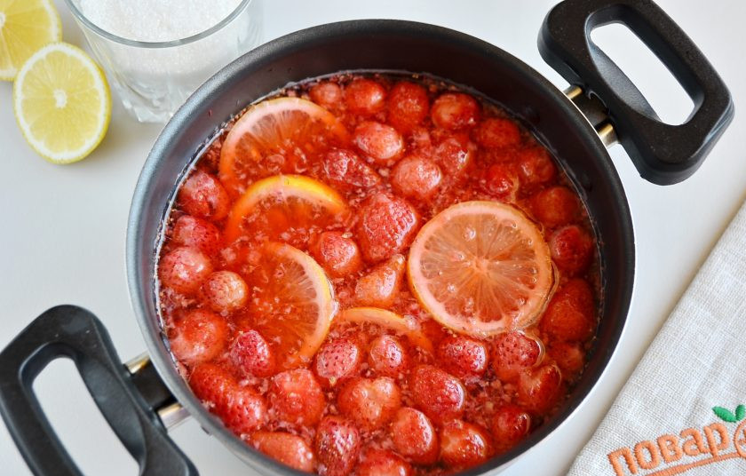 1. Этап. Домашний клубничный лимонад с мятой: 7. Добавьте сахар и сок половинки лимона. Перемешайте.