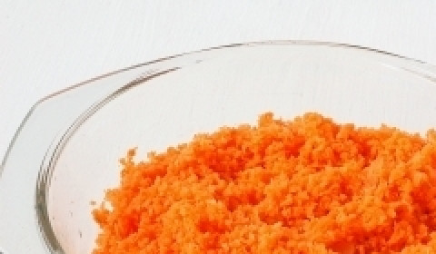 1. Этап. Морковные котлеты постные: Чистим морковь и натираем на мелкой или средней терке. Очень хорошо подходит для котлет жмых, оставшийся после того, как вы выдавили сок из моркови.
