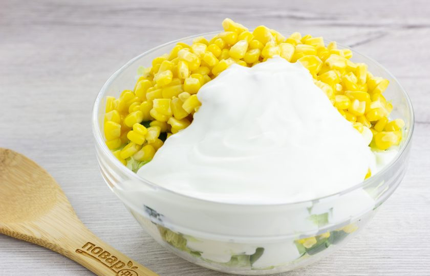 1. Этап. Салат Маркиза: Выложите всё в миску, добавьте кукурузу и сметану.
