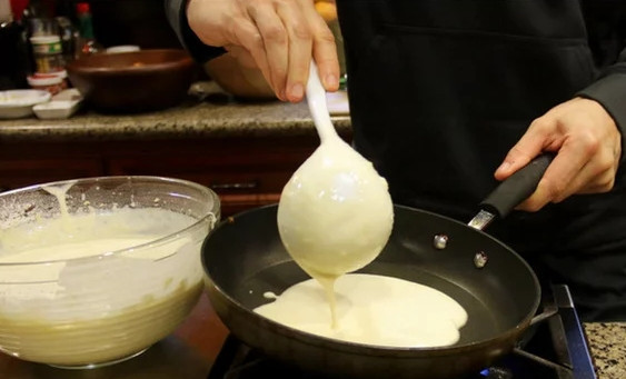 1. Этап. Французские блинчики на молоке: 3. Разогрейте очень хорошо сковороду. Наливайте в неё тесто небольшим порциями, чтобы получились тонкие блины.