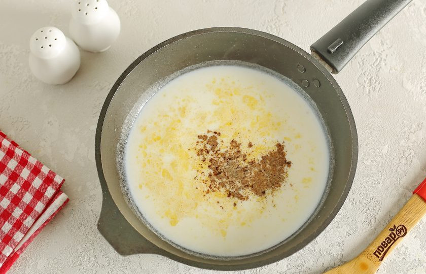 1. Этап. Фрикадельки в соусе Бешамель: Тонкой струйкой влейте молоко, посолите соус по вкусу, добавьте мускатный орех и молотый перец.