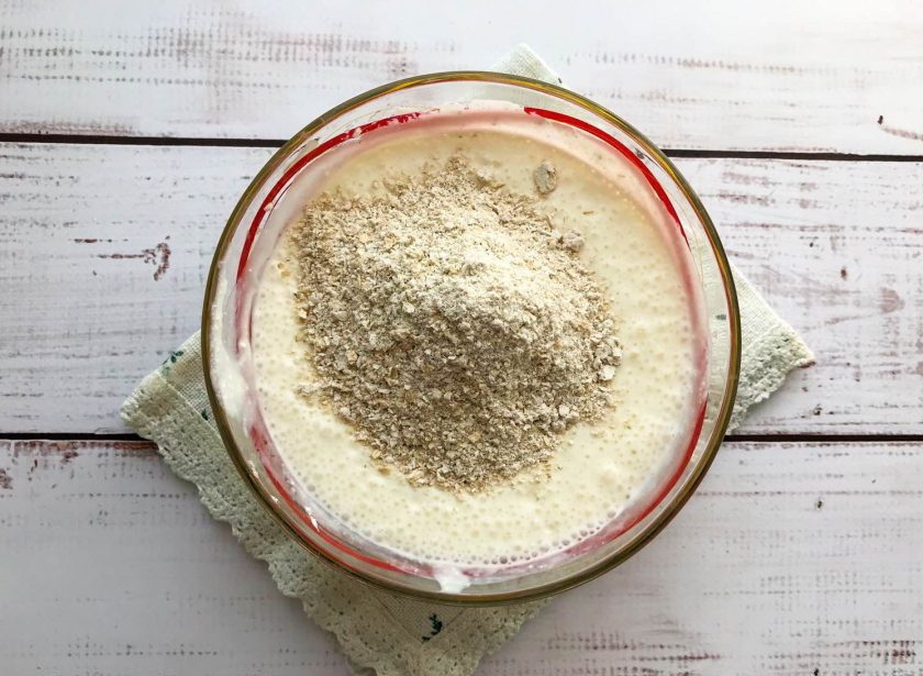 1. Этап. Овсяные оладьи с творогом: Всыпьте овсянку, замесите тесто.