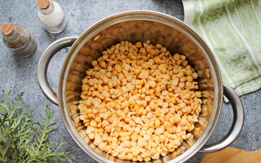 1. Этап. Гороховое пюре с копченой курицей: Горох промойте и залейте теплой водой, оставьте на 8 часов для набухания.