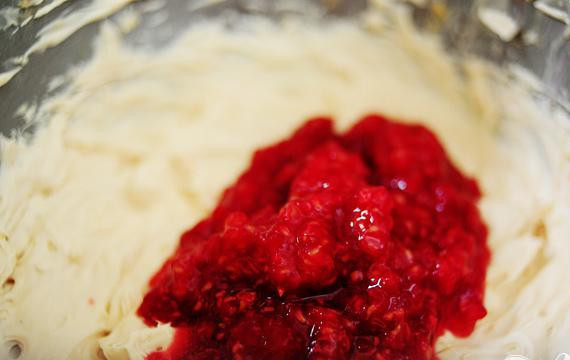 1. Этап. Кремовый торт с малиной: Добавляем малину...