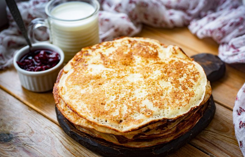 1. Этап. Дрожжевые заварные блины на кефире: Готовые блинчики выложите на блюдо стопочкой и подавайте к столу с любимым джемом или вареньем.