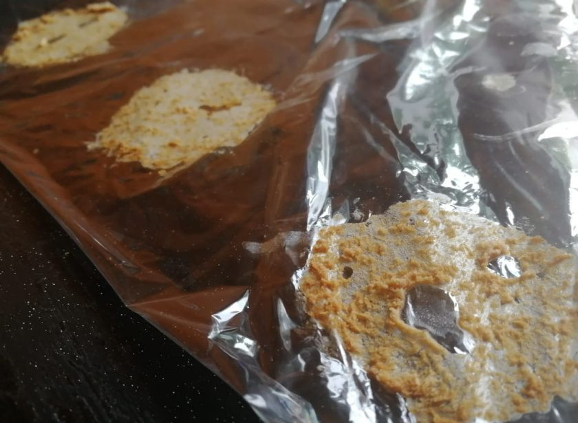 1. Этап. Кокосовое печенье Завтрашнее: Теперь вернемся к вопросу о пленке и бумаге. Печеньки (и не только эти) в процессе выпекания очень часто снизу припекаются к подложке и отделить их без потерь бывает сложновато, особенно в случае с бумагой, которая легко рвется и стремится навсегда остаться с печенькой. Пленку (у меня просто отрезанная часть рукава для запекания) гораздо проще отделить не порвав и не раскрошив печенье.