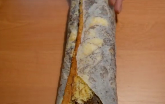 1. Этап. Бисквитный рулет Мраморный: 6. Пока бисквит еще горячий, из него нужно скрутить рулет 