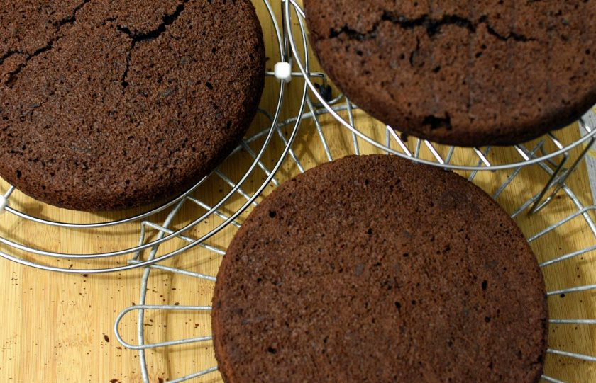 1. Этап. Великолепный шоколадный пирог: Готовые коржи выложите на решетку и полностью охладите.